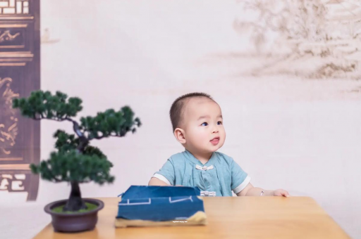 玉林怀孕肚子中间凹两边凸